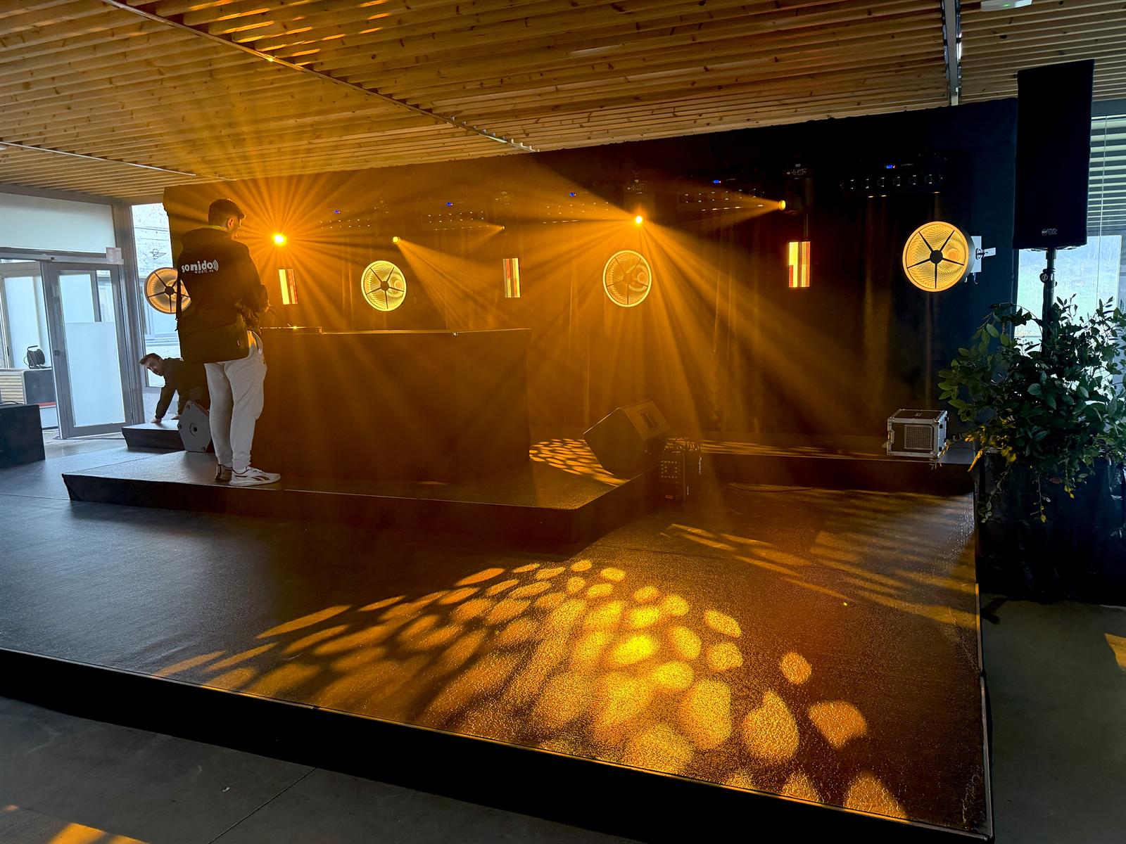 Atmósfera ámbar y sofisticada en la cabina DJ