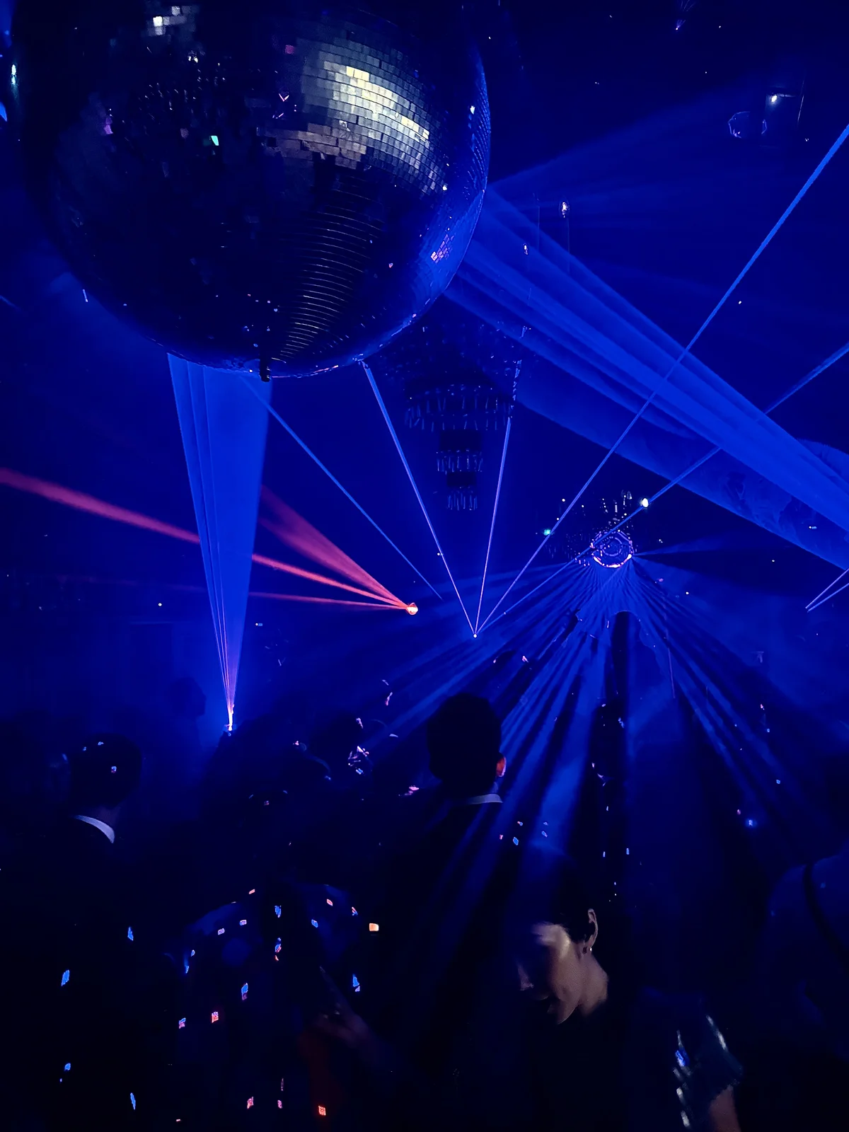 Iluminación de fiesta en Gaztelur con haces de luz láser y ambiente nocturno