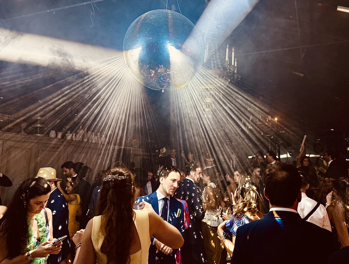 Ambiente de fiesta en boda en Gaztelur con bola de espejos e iluminación puntual