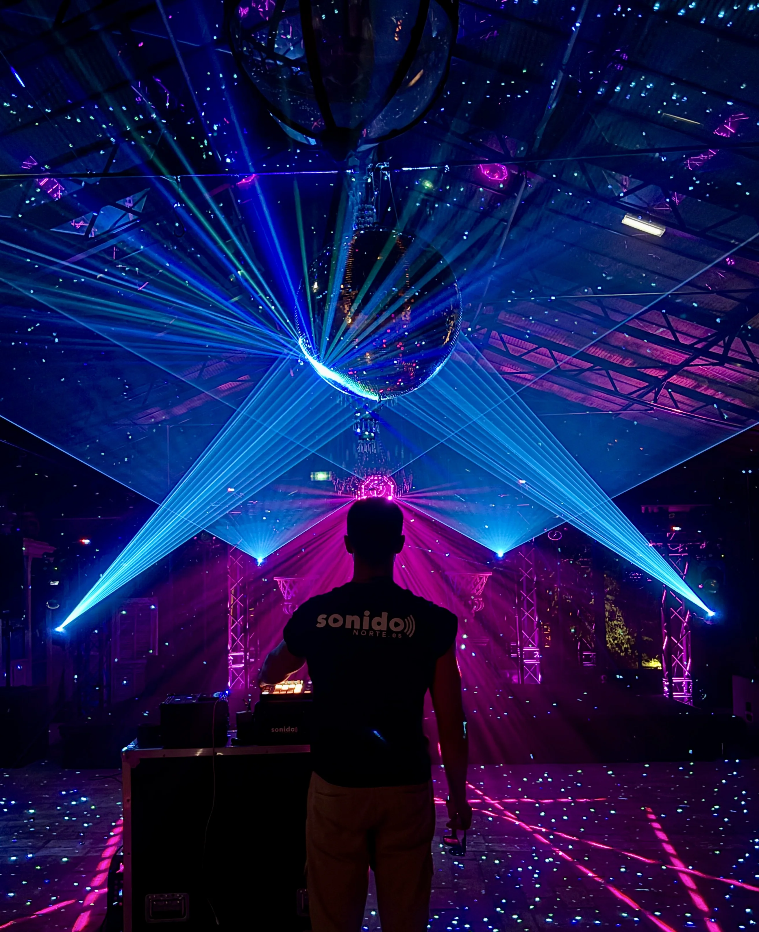 Iluminación nocturna para boda en Gaztelur con bola de espejos y láseres