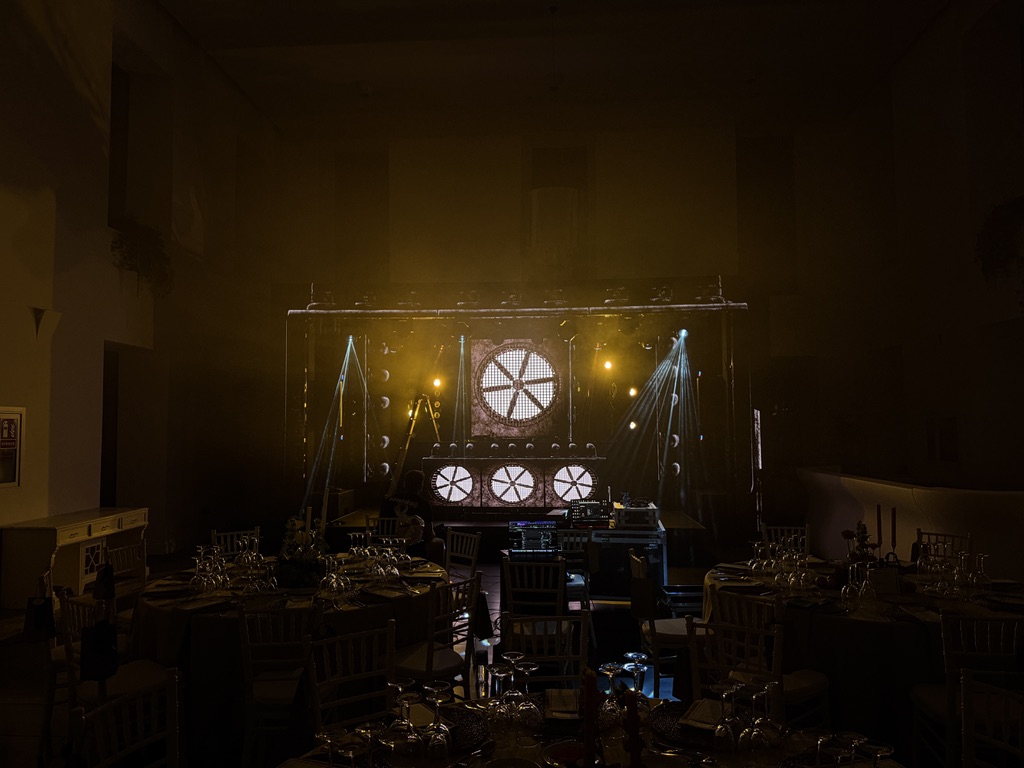 Pantalla LED con visuales estilo industrial integrados con iluminación de pista