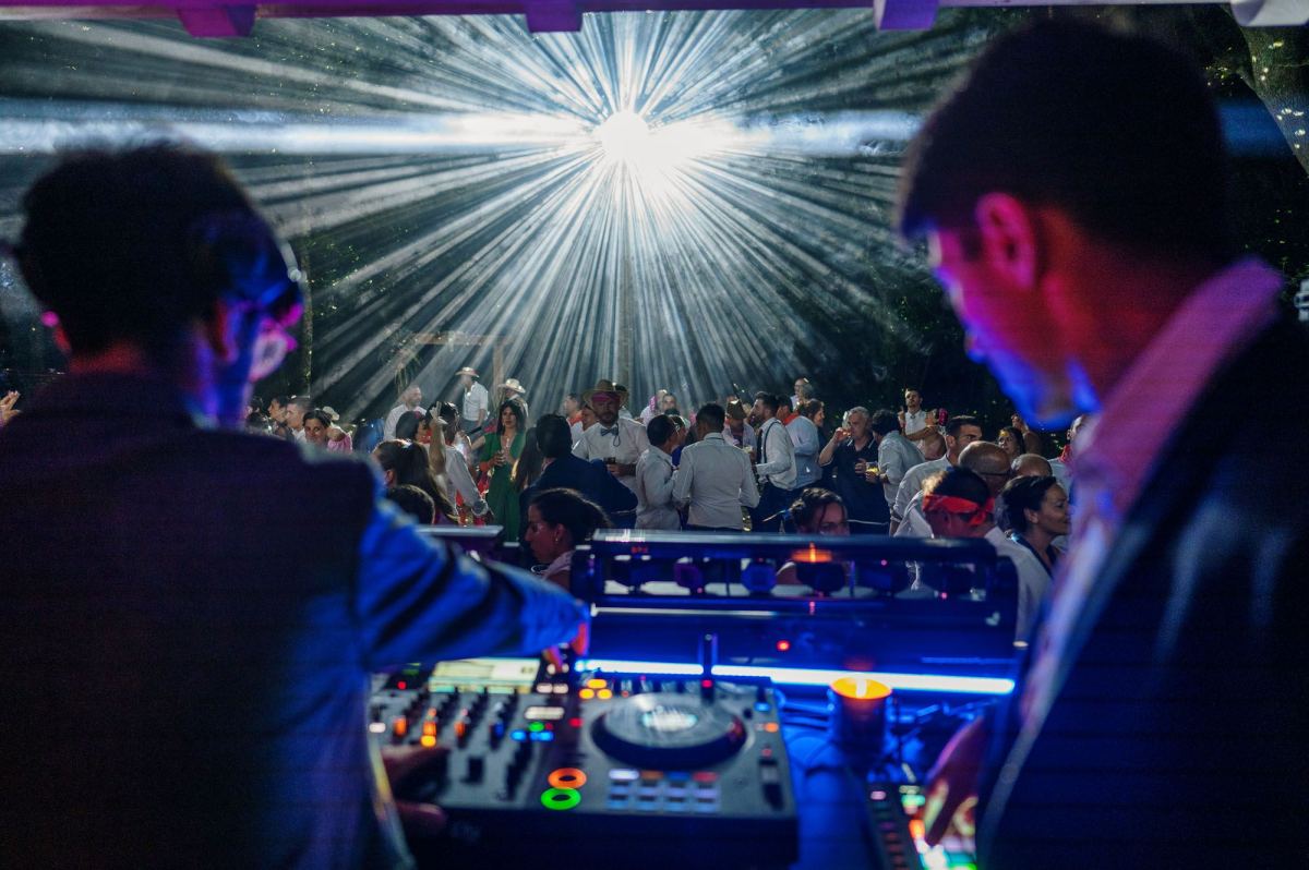 Ceremonia boda en bosque - DJ exterior Cantabria