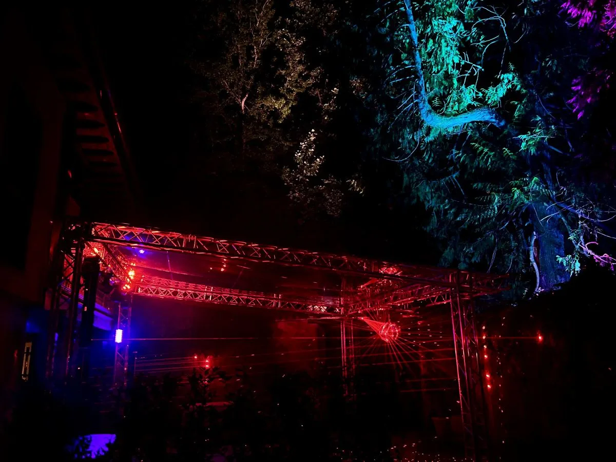 Montaje DJ en carpa para boda - setup premium