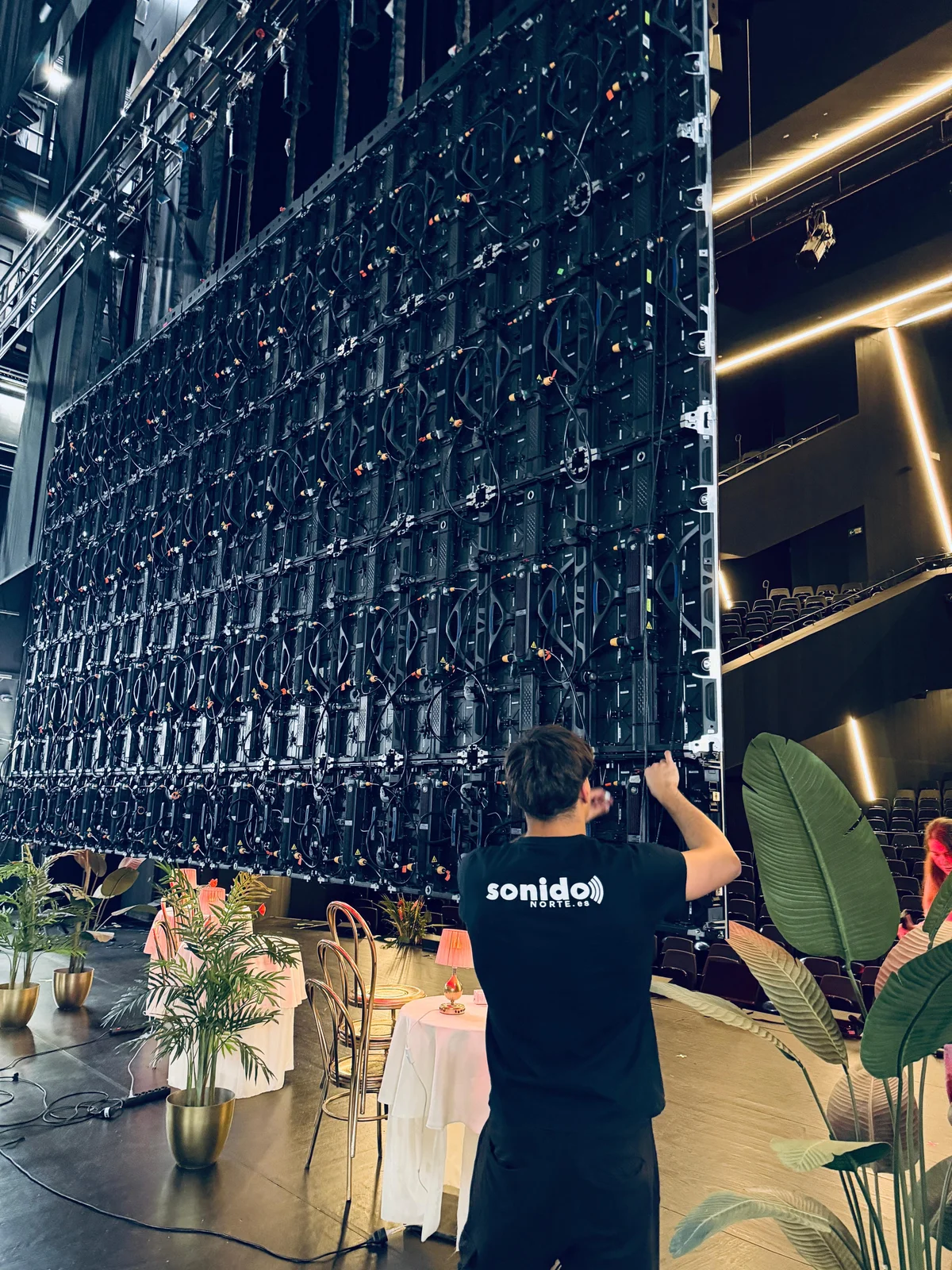 Montaje de pantalla LED de Sonido Norte para evento corporativo de Europlátano en Bilbao