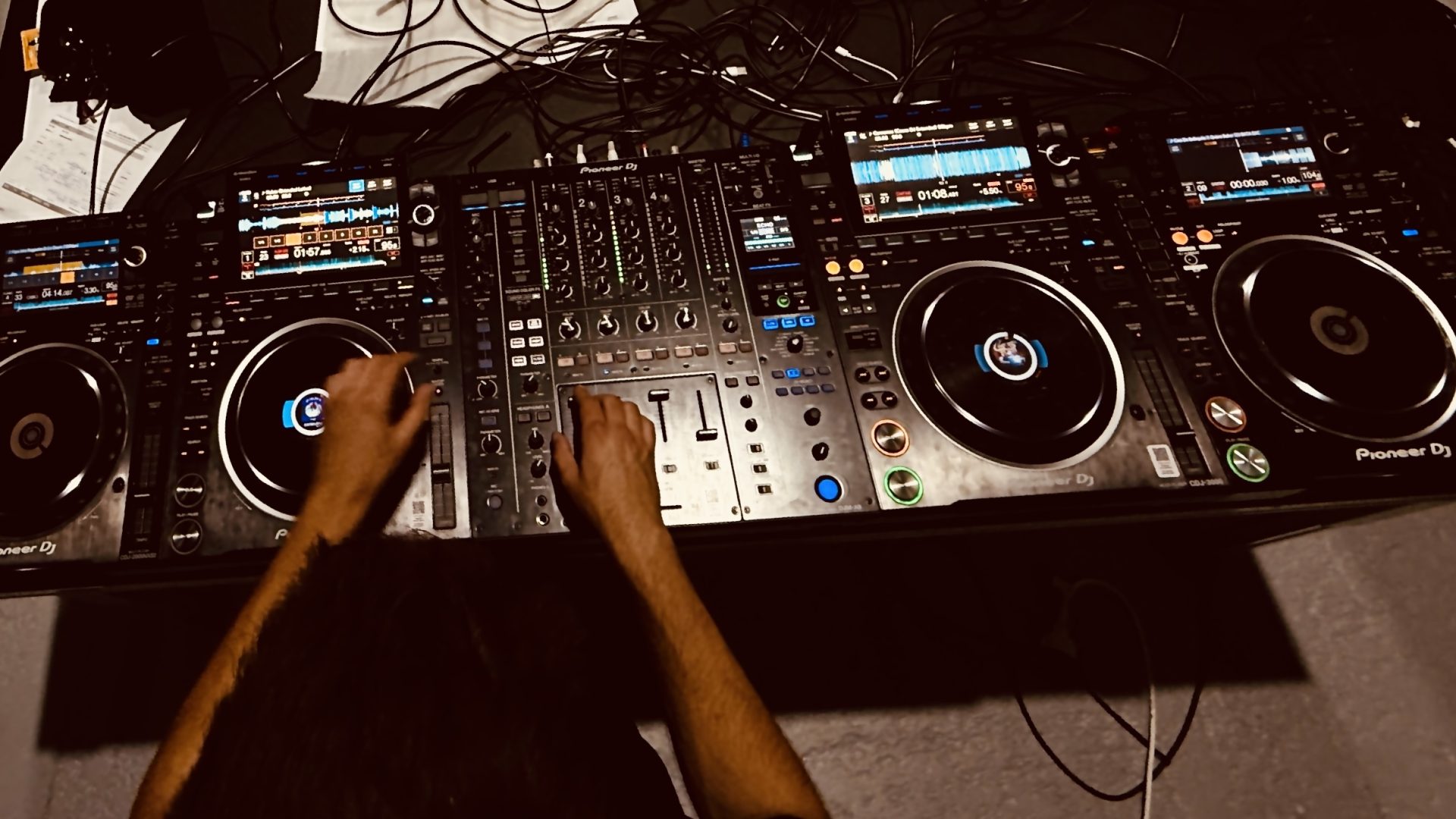 Qué equipo DJ alquilar para una fiesta en Bilbao