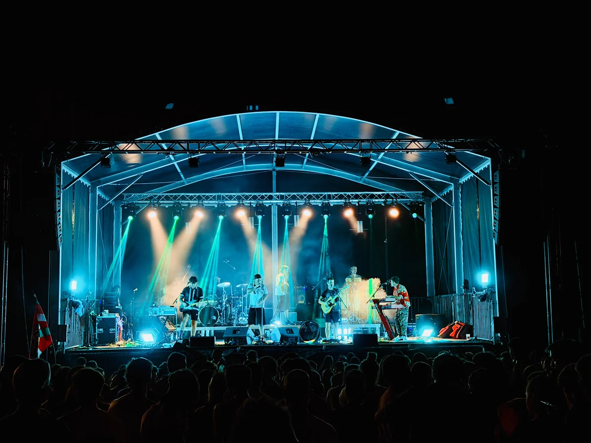 Cuánto cuesta sonorizar e iluminar un escenario en Bilbao