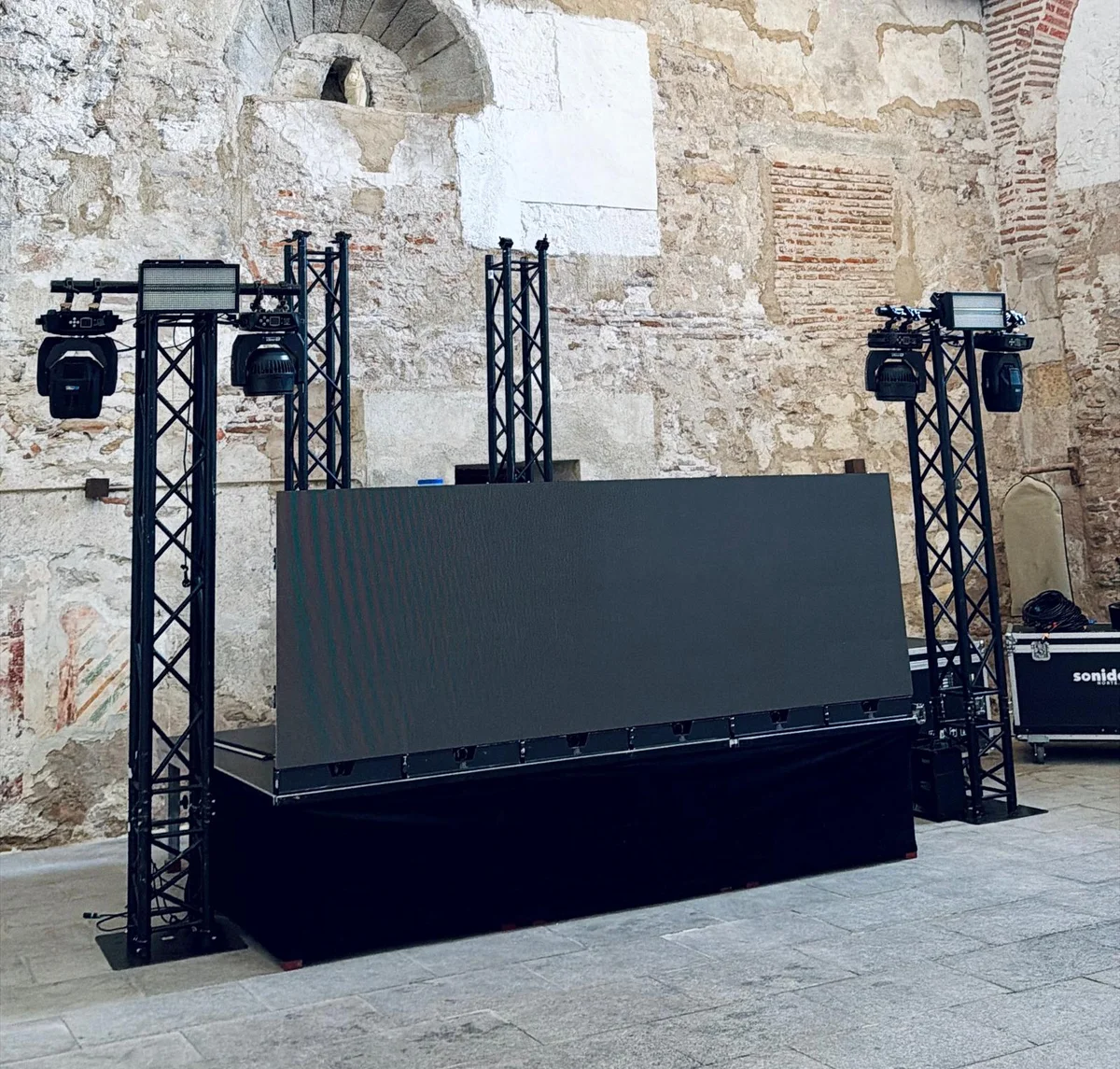 Técnicos montando la pantalla LED en la Abadía de Párraces