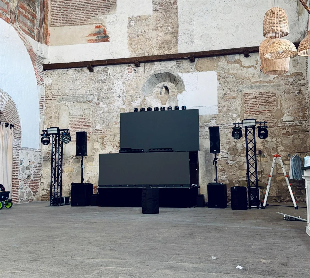 Pantalla LED del escenario trasero encendida y lista para la proyección