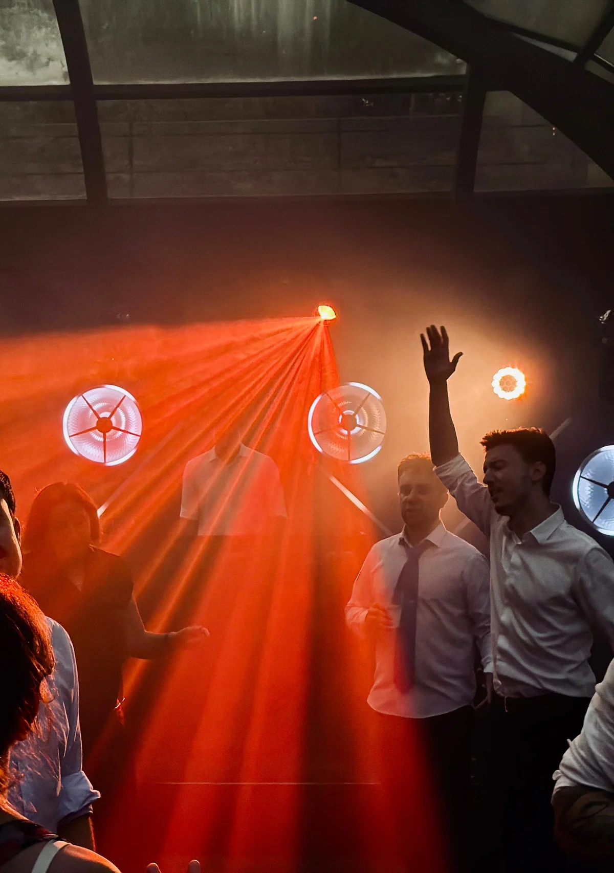 Cabina DJ con pantalla LED en el Castillo de Arteaga